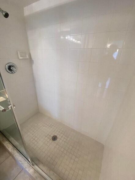 Building Photo - 1100 Crestwood Ct S