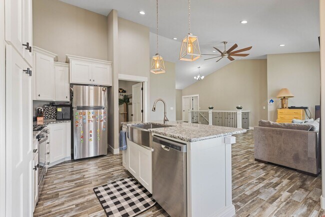 Building Photo - Partially furnished Twin home in Rigby