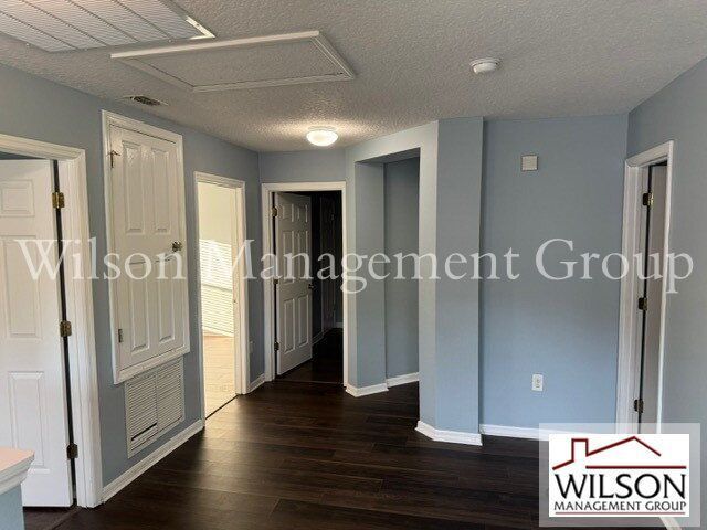 Building Photo - 413 Country Cottage Ln