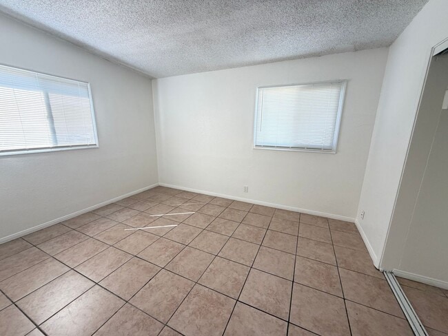 Building Photo - 2 bedroom