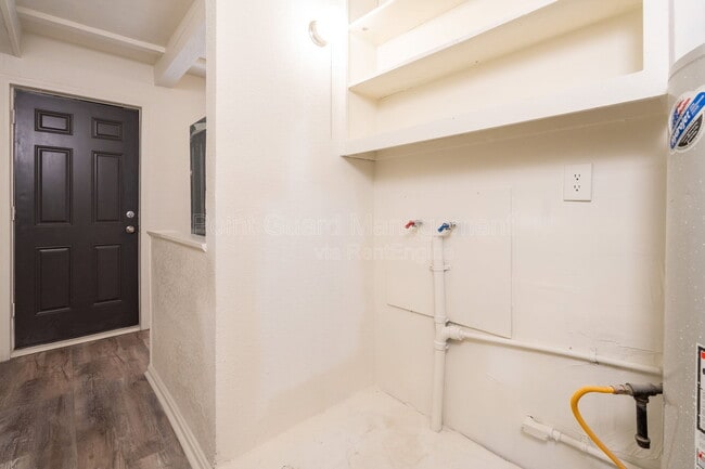 Building Photo - 1325 W Dora St