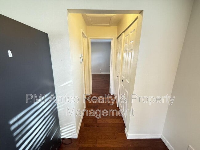 Building Photo - 2202 Clubhouse Dr