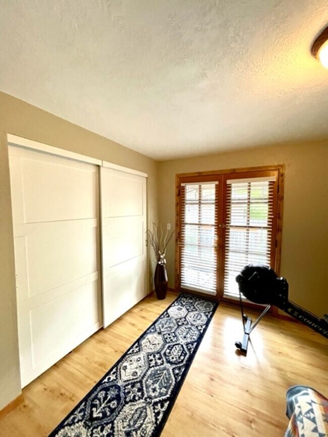 Building Photo - Single Level Westside Home with fabulous b...