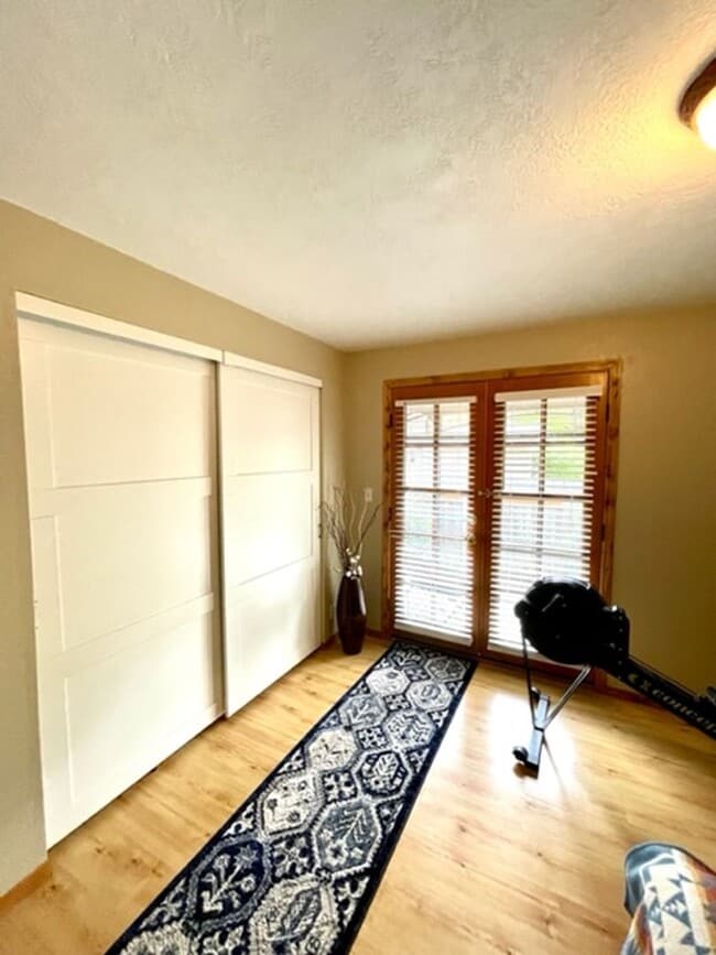 Building Photo - Single Level Westside Home with fabulous backyard!!