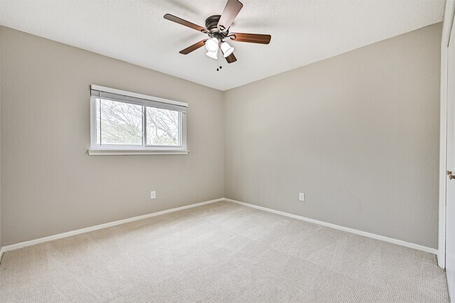 Building Photo - 222 Old Oaks St