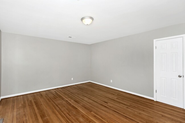 Building Photo - 1707 Buena Vista Cir SE