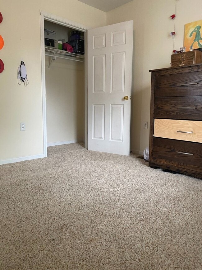 Building Photo - 4 Bedroom Duplex. Close to Campus and Down...