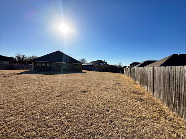 Building Photo - Stunning 3 Bedroom Home in Holland Meadows