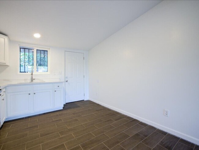 Building Photo - Fully Remodeled 2 Bedroom Home – Modern Co...