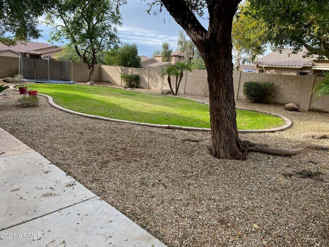 Building Photo - Beautiful 4 bedroom/ 2bath all on one story.