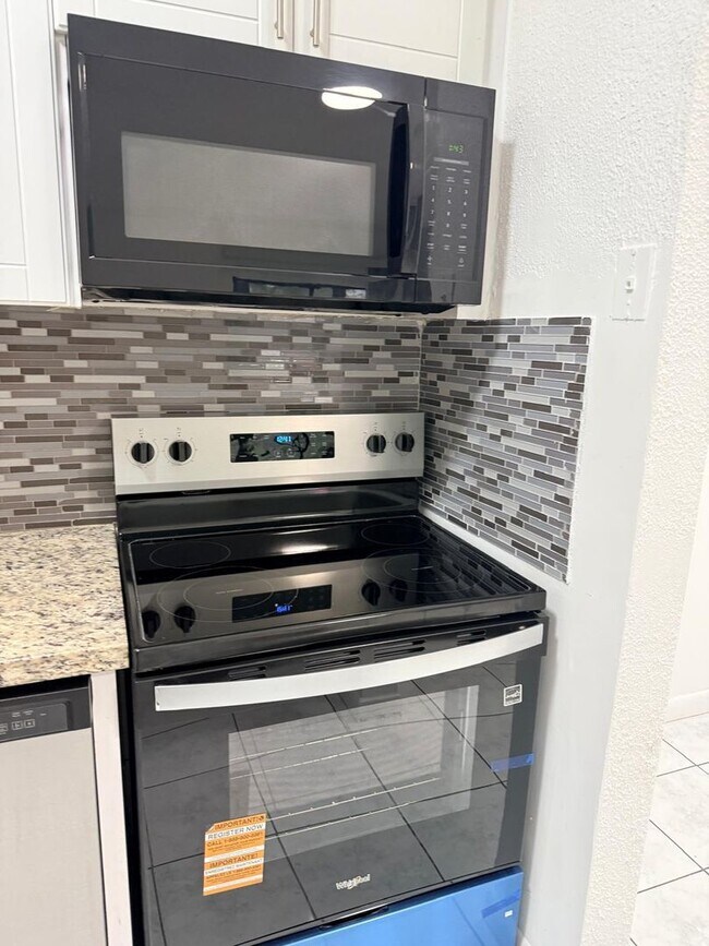 Building Photo - Beautiful Garden Apartment, Move in Condition