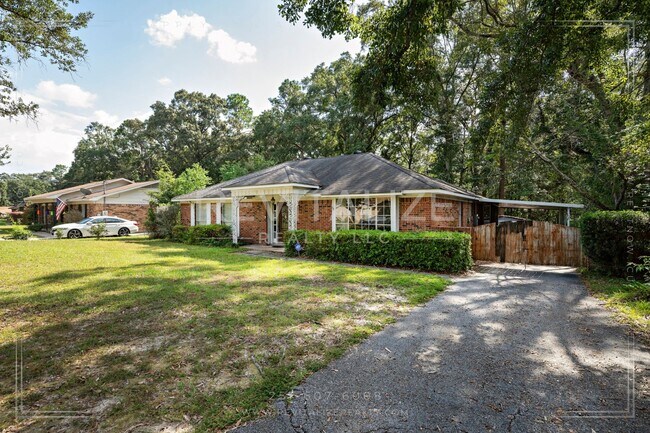 Building Photo - 3/2 Brick Home with Sunroom, Deck, and Car...