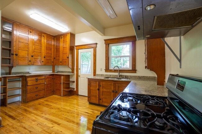 Building Photo - Available 8/1/26 - Spacious Three Floor Si...