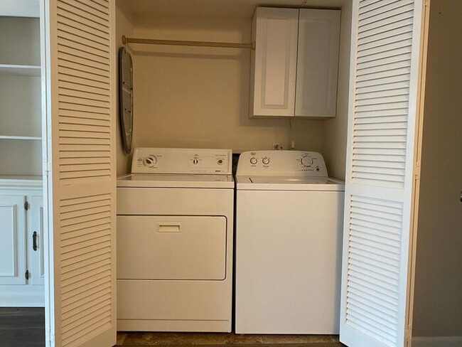 Building Photo - Large 2 Bed 2.5 Bath Apt in Green Hills - ...