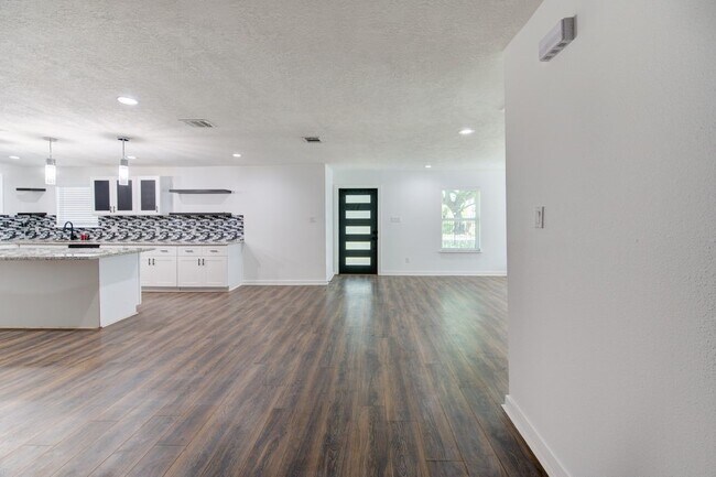 Building Photo - 5906 Hilary St