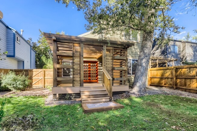 Building Photo - MODERN 2 BED/1.5 BATH IN HEART OF BOULDER!
