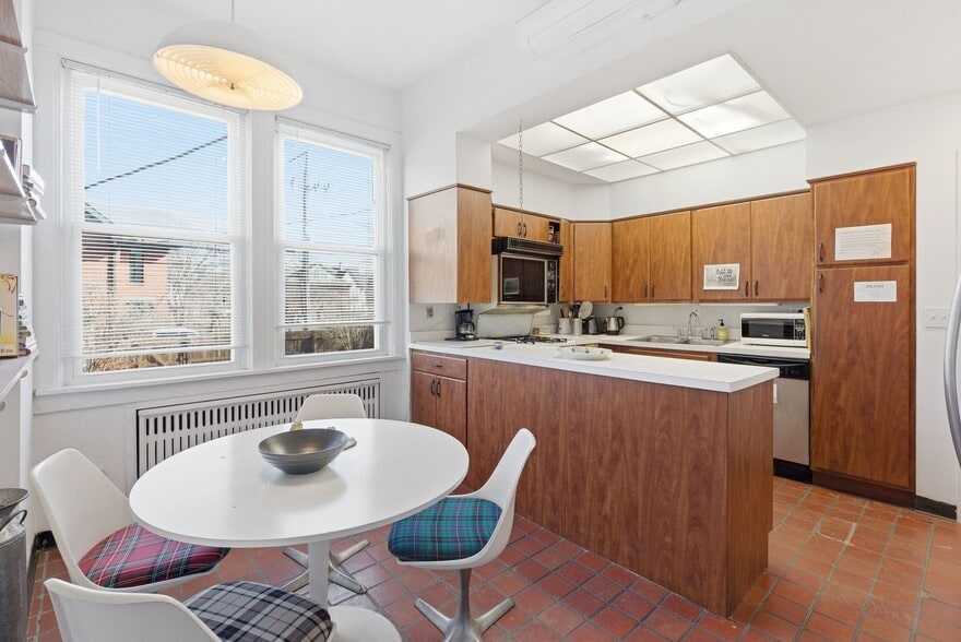 Building Photo - 2001 Orrington Ave