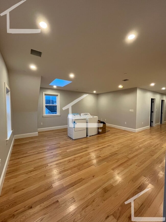 Building Photo - Nice New 3-bed, 2-bath Unit!