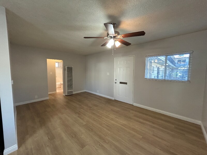 Building Photo - 409 N Los Robles Ave