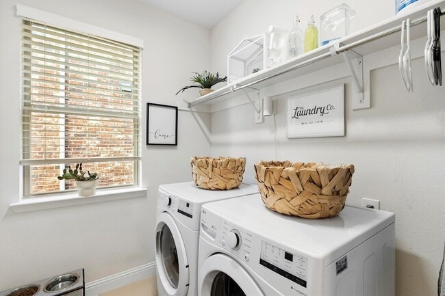 Building Photo - 4520 Del Rey Ave