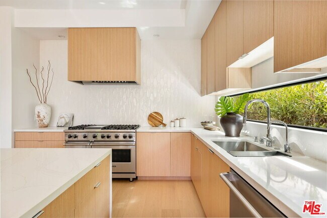 Building Photo - 822 Superba Ave