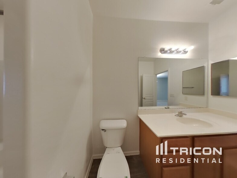 Building Photo - 6410 S 72nd Ln