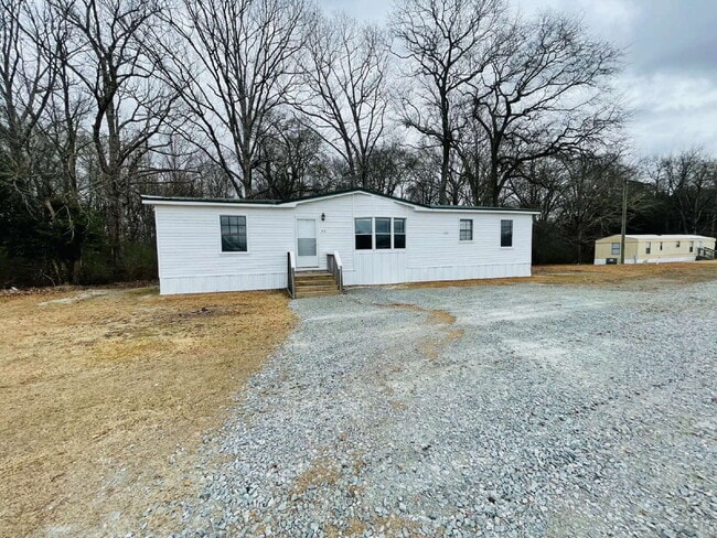 Building Photo - 3 BR, 2 BA doublewide in Pikeville school district