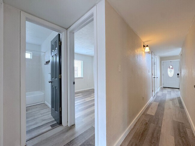Building Photo - East El Paso Split Tri-Level 3 bed/2 bath Refrig A/C with bonus loft!