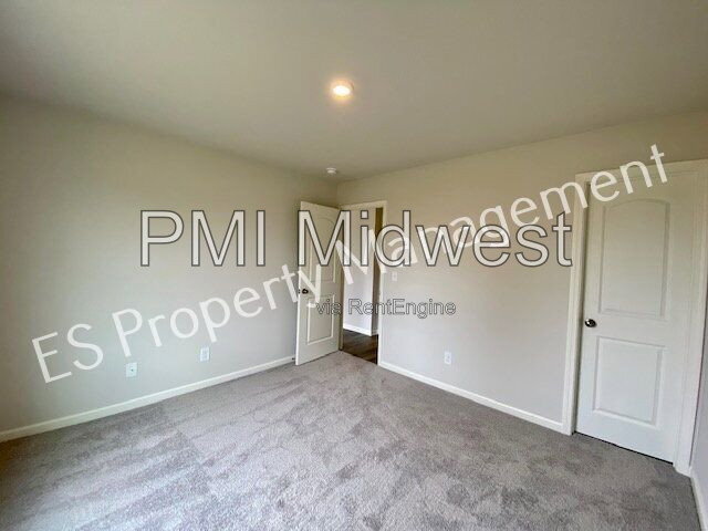Building Photo - 2608 W Kings Cyn Dr