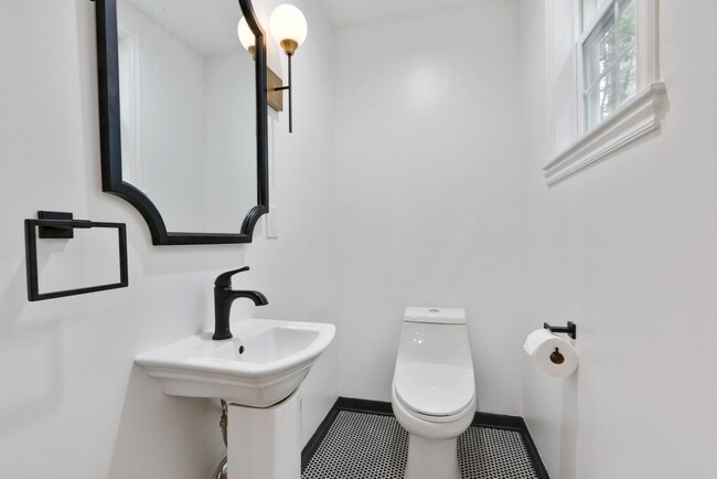 Building Photo - Fabulous University Duplex with gleaming floors and stained glass.