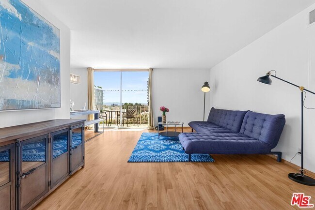 Building Photo - 100 S Doheny Dr