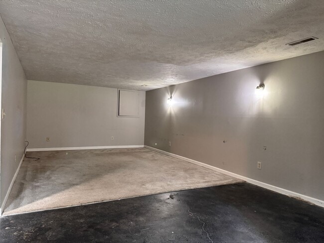 Building Photo - Beautiful ranch house on quite street with...