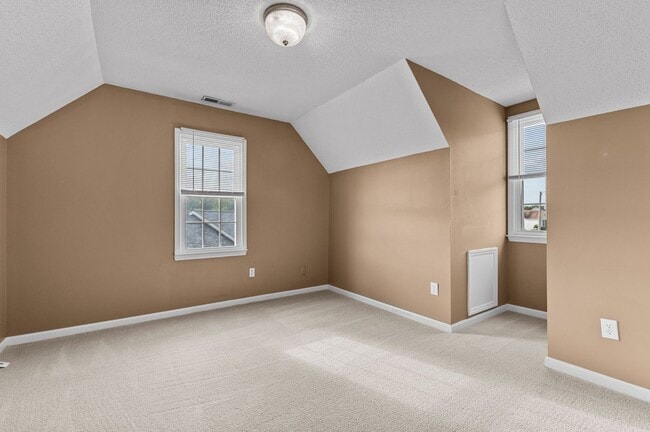 Building Photo - Welcome to your Perfect Home:  3BD, Hardwo...