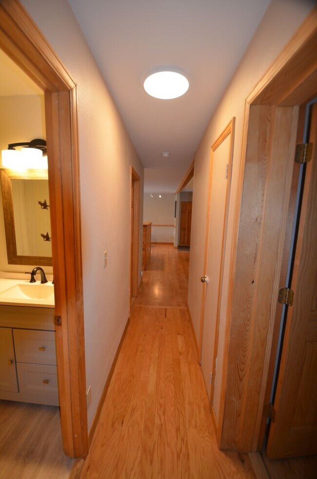 Building Photo - Extended Winter Rental!  Beautiful 3bed/2 ...