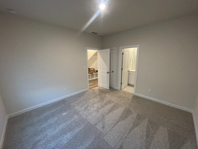 Building Photo - Room in Townhome on Memorial Pkwy