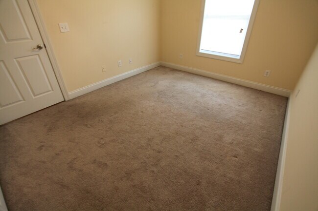 Building Photo - Townhouse Available For Rent December 2025!