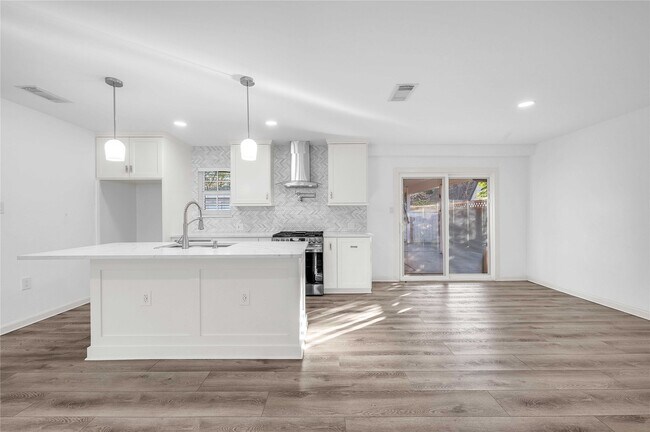 Building Photo - 6014 Belarbor St