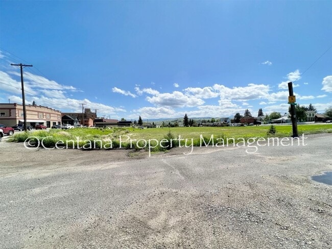 Building Photo - Great 3 Bedroom near Tech!