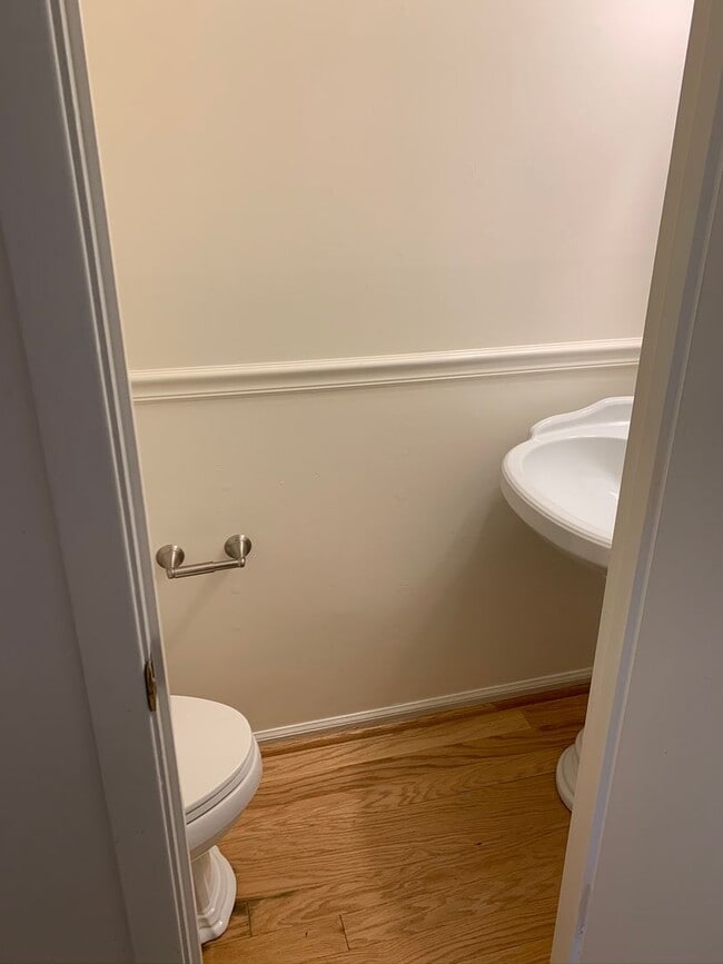 Building Photo - End Townhome In Oak Manor Community