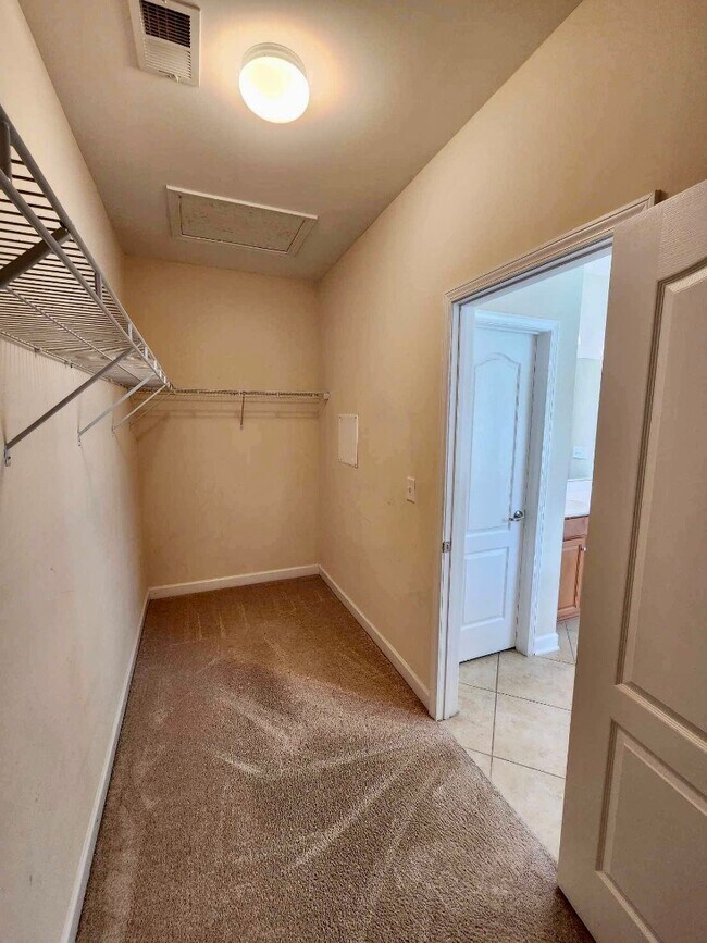 Building Photo - 909 Looking Glass Ct