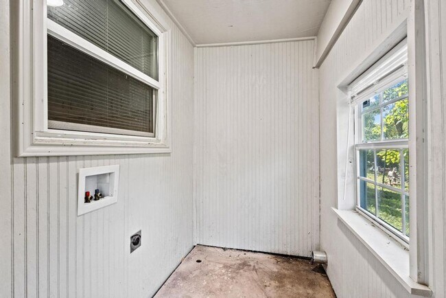 Building Photo - 1708 N Woods St