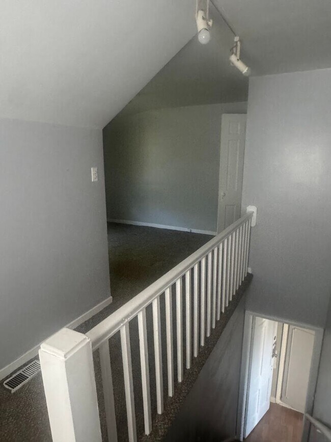 Building Photo - 2 bedroom/ 1 bathroom Duplex!