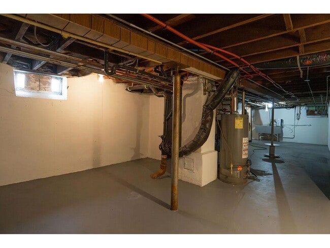 Building Photo - 1220 Burr St N