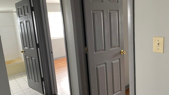 Building Photo - 8720 S Roberts Rd