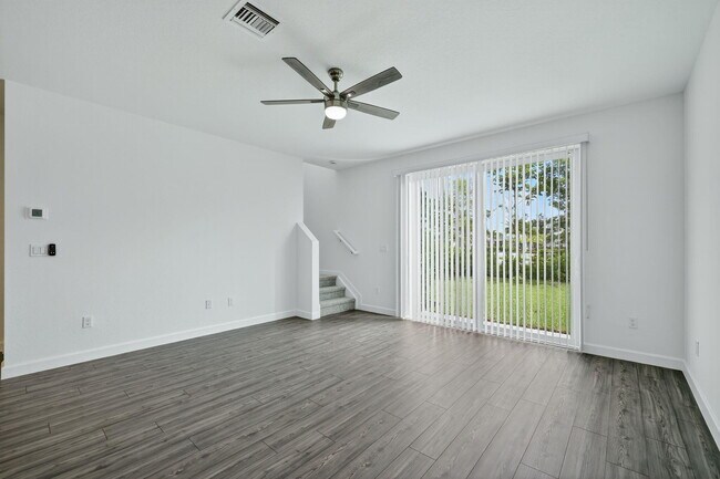 Building Photo - 305 SE Crossoak Ln