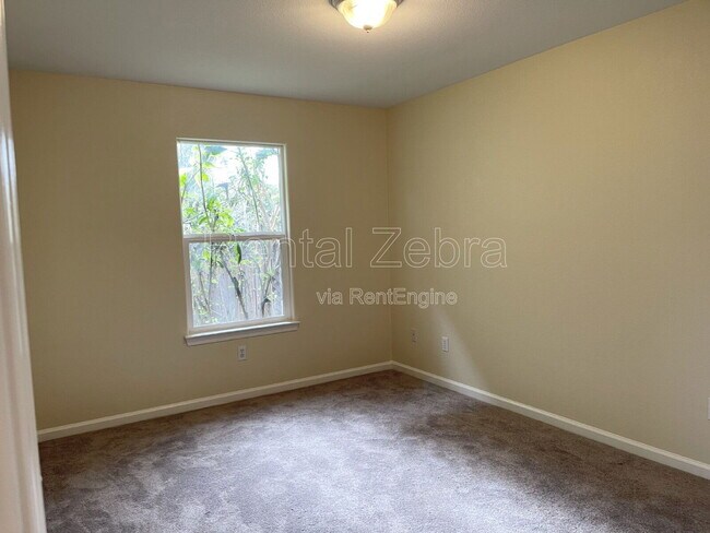 Building Photo - 2062 Red Oak Cir