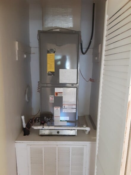 Building Photo - 322 W Newell St