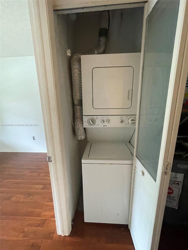 Building Photo - 6040 Shaker Wood Cir