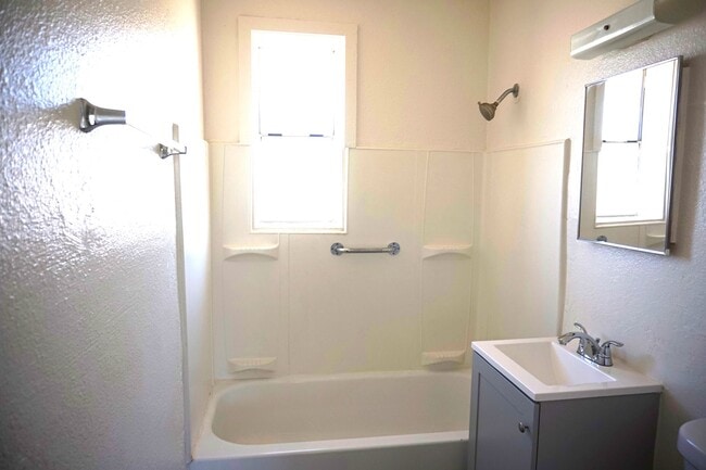 Building Photo - 2 bedroom Duplex