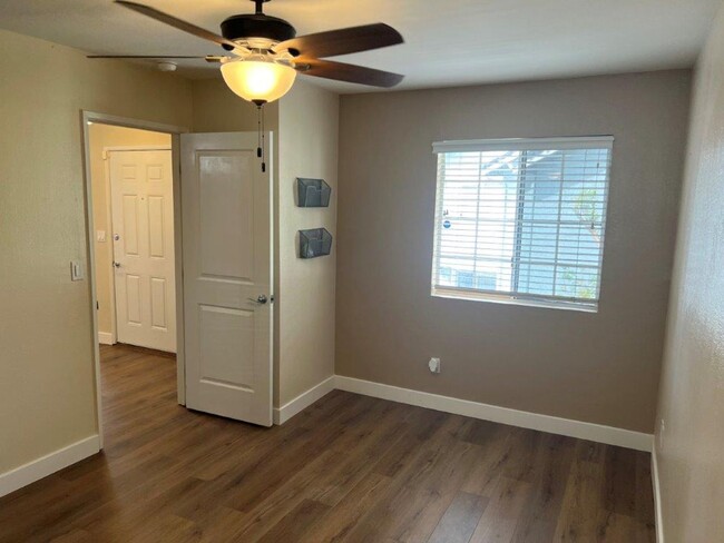 Building Photo - Remodeled 1 Bedroom Condo Fairfield *Star ...